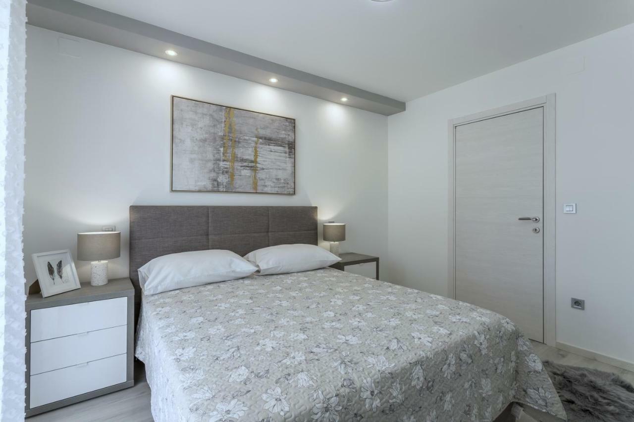 Villa Ema Kastela With Private Heated Pool Exteriör bild